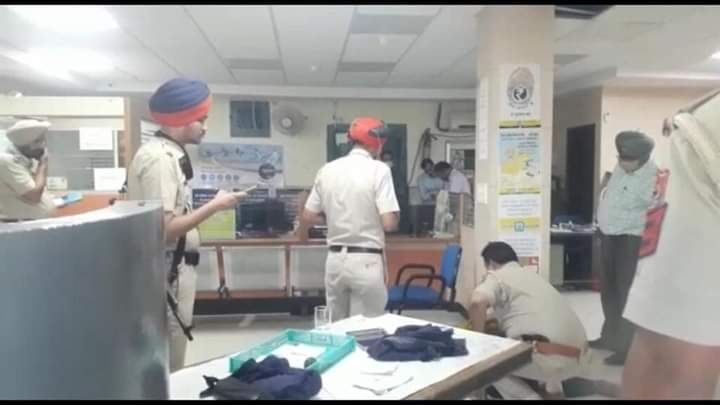 यूको बैंक आदमपुर इलाके में हथियारबंद लुटेरों ने दिया बड़ी वारदात को अंजाम