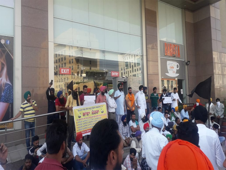 किसानों ने बंद कराए रिलायंस स्टाेर