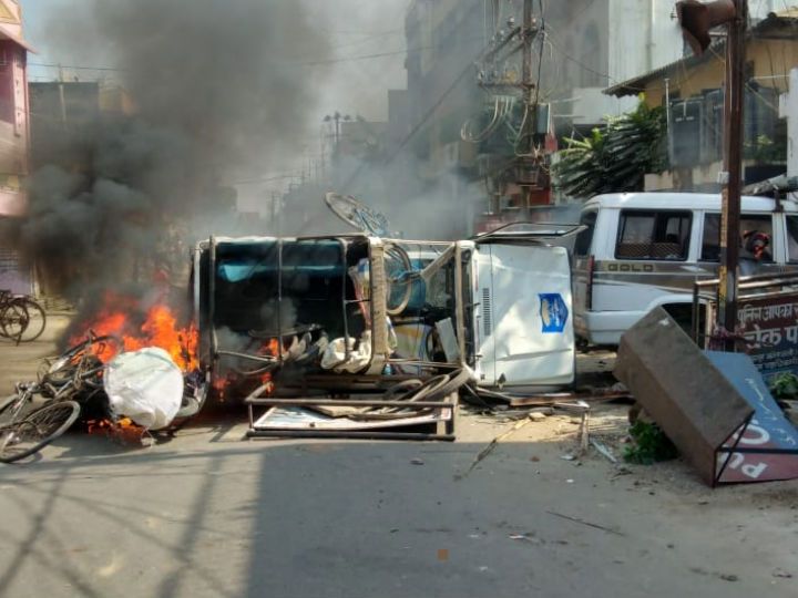 भक्तों पर लाठीचार्ज से गुस्साई भीड़ का पुलिस चौकी और एसपी ऑफिस पर हमला