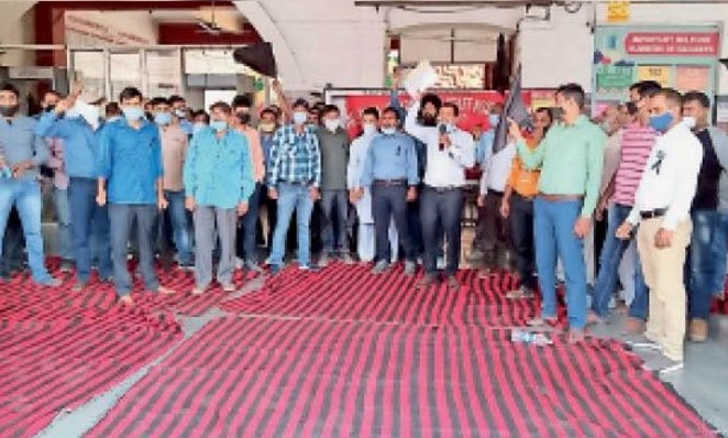 रेलवे के निजीकरण के विरोध में स्टेशन पर किया प्रदर्शन