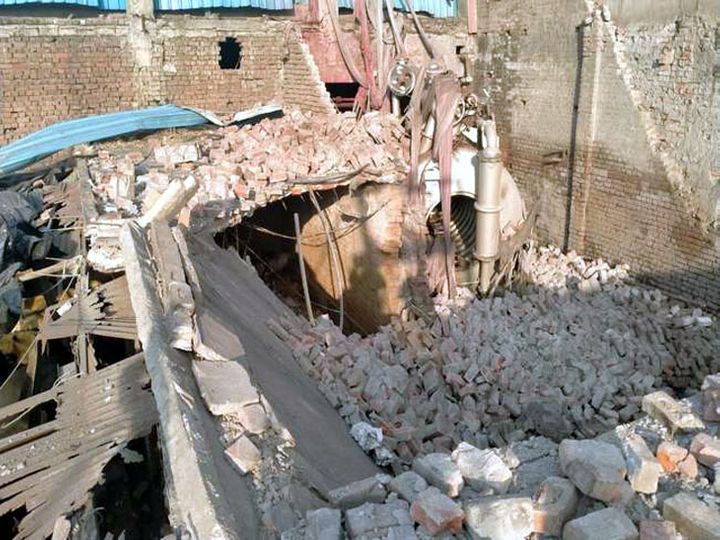 लुधियाना में बड़ा हादसा : डाइंग फैक्ट्री में टंकी फटने से इमारत गिरी