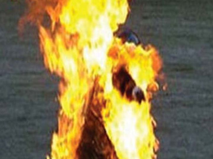 रेप केस में 7 महीने से फरार आरोपी ने पीड़िता के घर पहुंच महिला पर पेट्रोल डाल आग लगाई