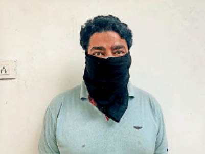 इलेक्ट्राॅनिक डिवाइस से अनलाॅक कर दो साल में चुराई 50 लग्जरी गाड़ियां