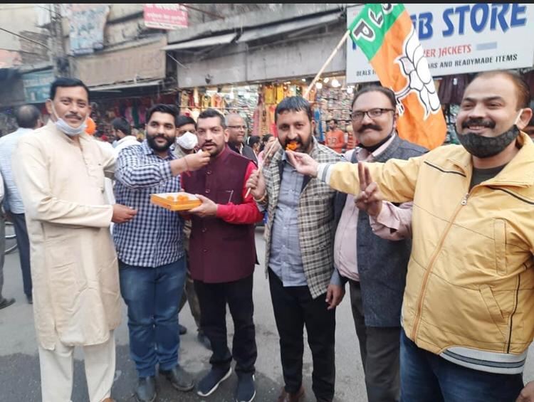 भारतीय जनता पार्टी की बिहार चुनाव में जीत की खुशी में लड्डू बाँट मनाई खुशी : गौरव अरोड़ा