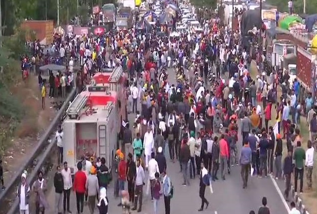 पंजाब के प्रदर्शनकारियों ने हरियाणा बार्डर बैरिकेडिंग तोड़ी