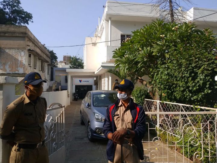 विज्ञापन कंपनी व्यापक इंटरप्राइजेज के दफ्तर पर इनकम टैक्स  रेड