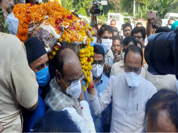 कैलाश सारंग की पार्थिव देह भोपाल लाए : एयरपोर्ट पर मुख्यमंत्री ने दिया कंधा