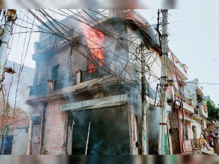 ‘खन्ना सोफा’ में आग लगने से दो मंजिला बिल्डिंग जलकर खाक