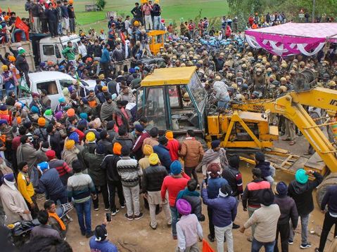 पंजाब से चले किसानों ने हरियाणा के बैरिकेड तोड़े, दिल्ली से सिर्फ 8 किमी दूर