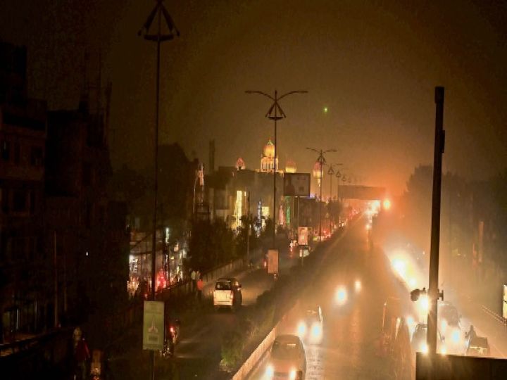 मौसम : काले बादलों के नीचे प्रदूषण की परत से शाम 4:25 बजे छाया अंधेरा