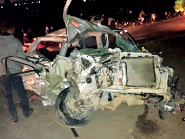 राॅन्ग साइड आ रहे ट्रक ने ऑल्टो कार को मारी टक्कर