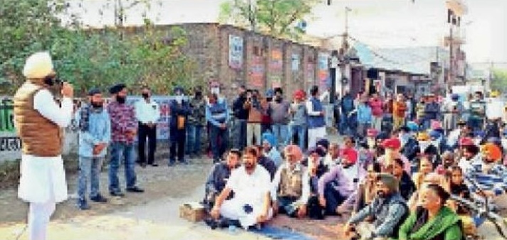 वॉर्ड नंबर 26 के अकाली कौंसलर सुरजीत सिंह राय ने विकास कार्य न होने पर लोगों के साथ किया प्रदर्शन