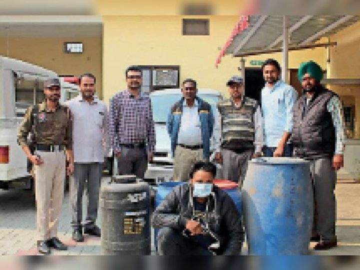 शराब तस्कर इनोवा गाड़ी समेत काबू