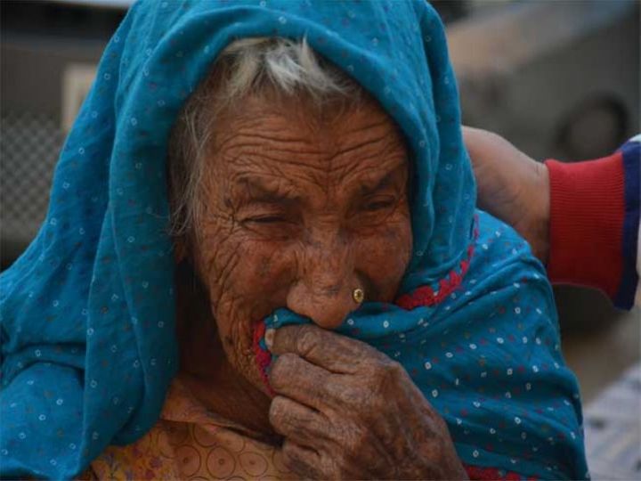 कलयुगी बहू ने 80 साल की बुजुर्ग सास को कड़ाके की ठंड में घर से निकाला