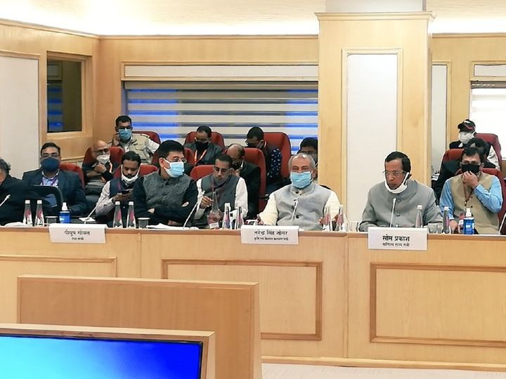 40 किसान नेताओं की सरकार से चर्चा जारी