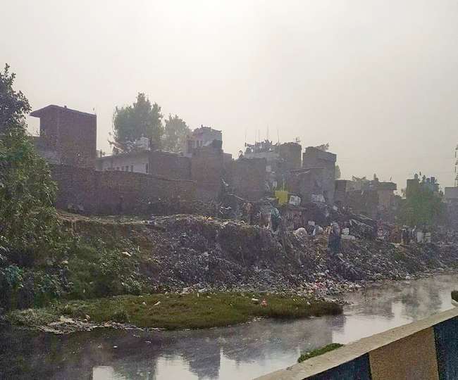 बुड्ढा दरिया के किनारे अवैध कब्जों पर चलने लगा नगर निगम का डंडा