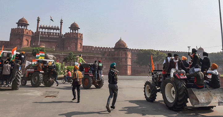 ट्रैक्टर परेड में बवाल : किसानों ने लाल किले पर खालसा का झंडा फहराया
