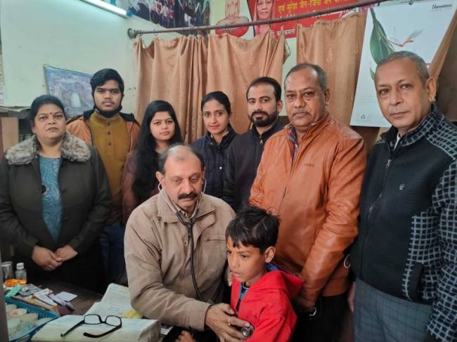 राकेश जैन ने 25वीं सालगिरह दवाइयां एवं ट्राइसाइकिल बांट मनाई