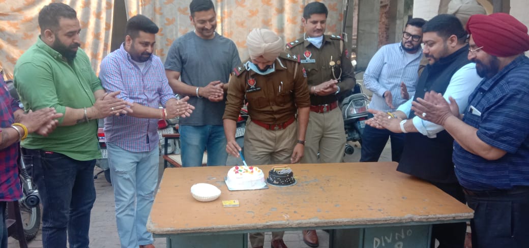 एस एच ओ 8 नंबर का केक काट मनाया जन्मदिन