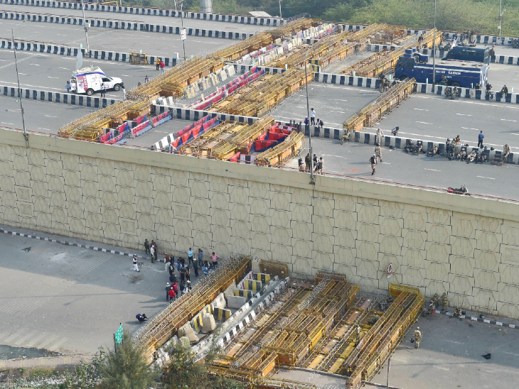 पुलिस ने बॉर्डर पर कीलें और नुकीले सरिए बिछाए