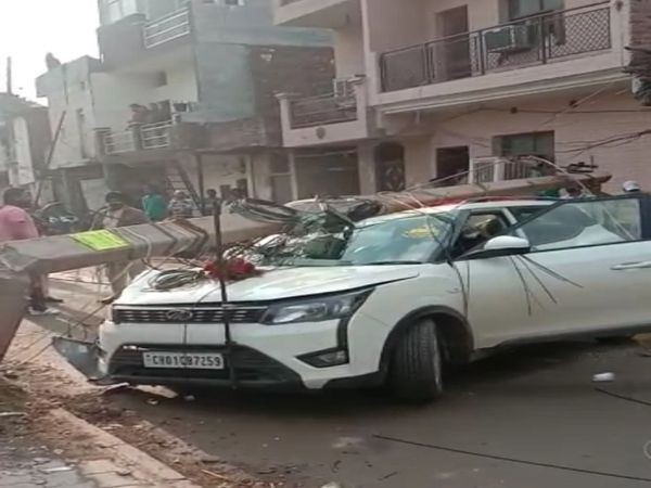 तेज रफ़्तार कार बिजली के खंभे से टकराई