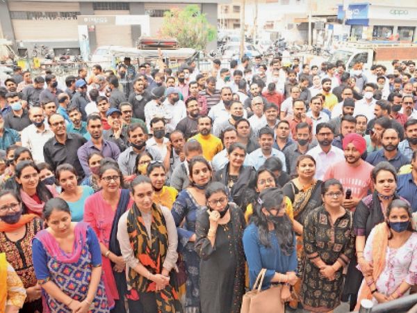 12 बैंकाें की 300 से अधिक शाखाओं के 3 हजार अधिकारी कर्मचारी हड़ताल पर