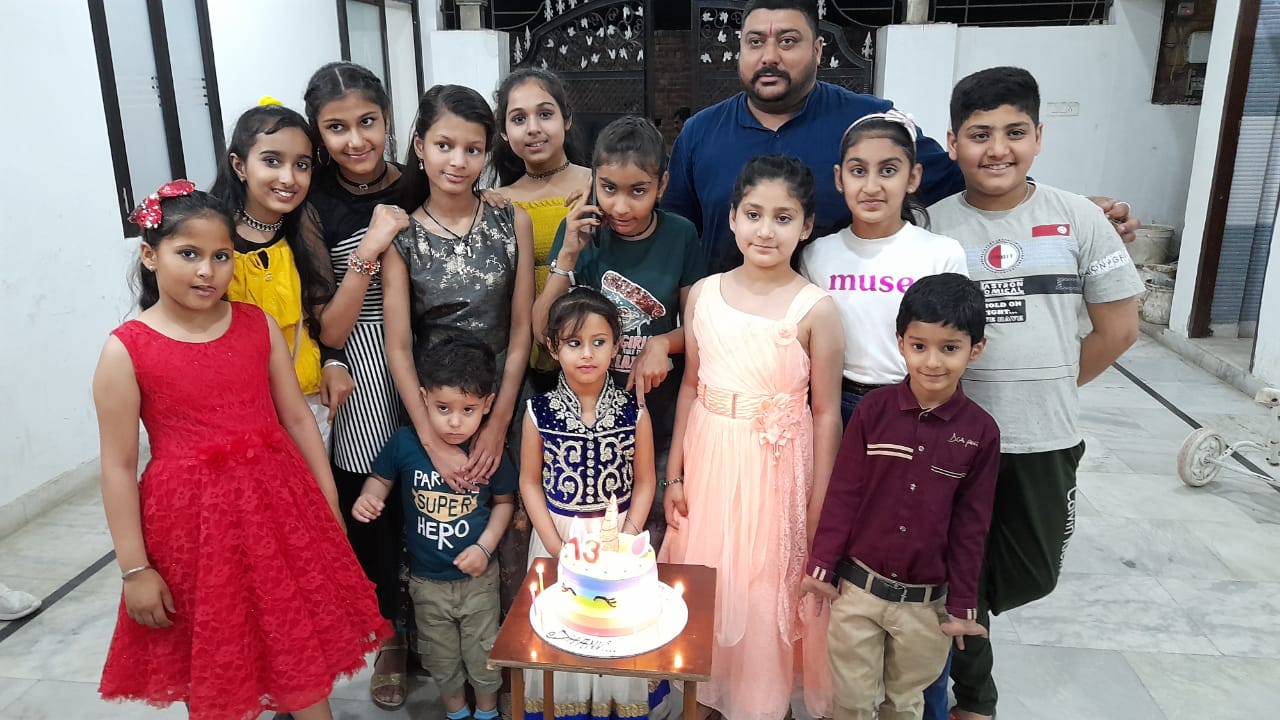 दानवी कपूर को दादा जगदीश कपूर ने जन्मदिन का केक काट दिया आशीर्वाद