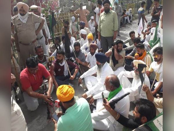 किसानों ने हरियाणा के डिप्टी सीएम के आवास को घेरा