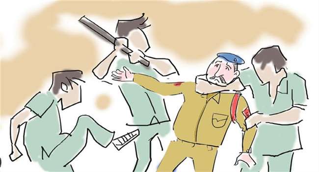थाना मोती नगर पुलिस व एक्ससाइज टीम रेड करने गई : पुलिस व एक्साइज टीम पर हमला