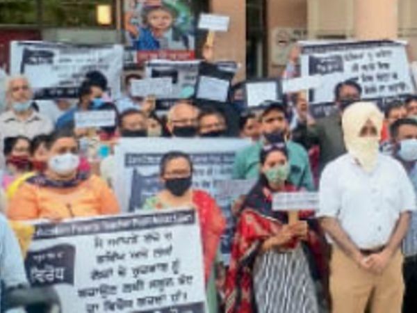 स्कूल प्रबंधको ने मुख्यमंत्री को डीसी के जरिए भेजा मेमोरंडम :