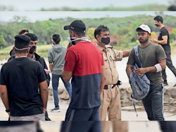 बिना मास्क पहने सुखना की गेड़ी पड़ी महंगी, कटा चालान