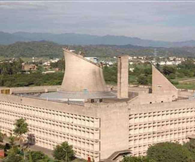 बागी आप विधायकों के मुद्दे पर सदन में हंगामा