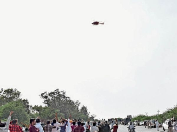 किसानाें और दुष्यंत के बीच 4 घंटे चली आंख मिचौली :