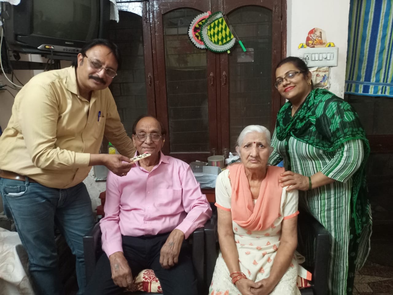 श्री देसराज चुघ व् श्रीमती विष्णा चुघ की 59वी सालगिरह केक काट मनाई : सतीश प्रणामी