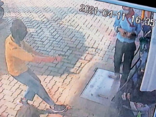 बेखौफ लुटेरों ने एसीपी वडेरा की पत्नी के पंप पर 7 फायर कर 40 हजार लुटे