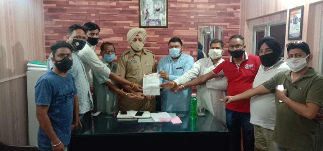 ਮੰਦਿਰ ਦੇ ਨੇੜੇ ਮਾਸ – ਮੀਟ ਦੀ ਦੁਕਾਨ ਬੰਦ ਕਰਵਾਣ ਲਈ ਚੋਂਕੀ ਜਗਤਪੁਰੀ ਦਿਤੀ ਦਰਖ਼ਾਸਤ : ਅਤੁਲ ਕਪੂਰ, ਹਰਸ਼ ਬਾਹਰੀ