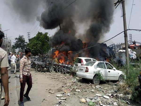 लुधियाना में बड़ा हादसा : बस की टक्कर के बाद खंभे से भिड़ी ट्रॉली, स्पार्किंग से पराली को लगी आग, थाने के बाहर खड़े दर्जनों वाहन भी जले