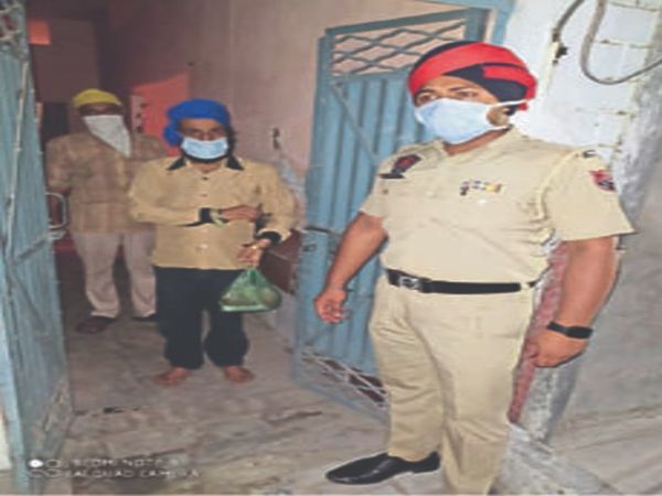 संक्रमितों और जरूरतमंदों के घरों तक 350 मुलाजिम पहुंचा रहे खाना