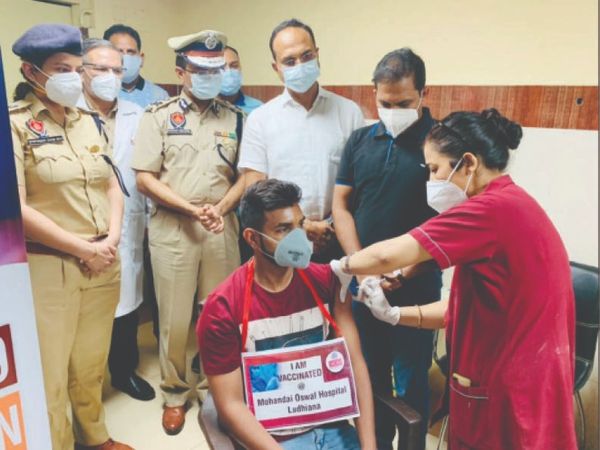 निजी अस्पतालों में वैक्सीनेशन दोबारा शुरू