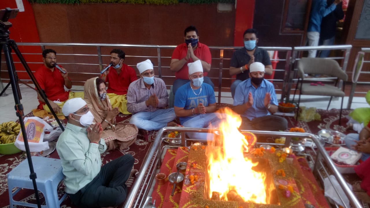 श्री बालाजी मंदिर में श्रंखलाबद्ध हवन यज्ञ में विश्व कल्याण की प्रार्थना करते हुए भक्तों ने डाली आहुतियां
