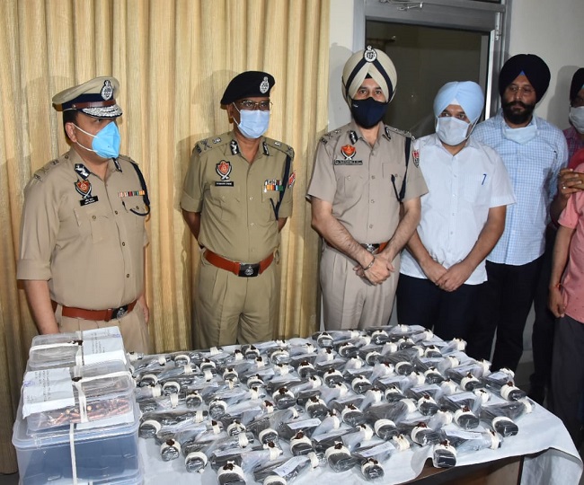 अमृतसर में 48 विदेशी पिस्तौल के साथ तस्कर गिरफ्तार