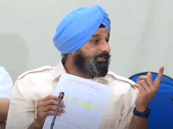 दिल्ली सीएम की घोषणा पर पलटवार : अकाली दल बादल ने कहा – 301 यूनिट होने से बचाने के लिए मोमबत्ती-दीया जलाना होगा पंजाब के लाेगों को