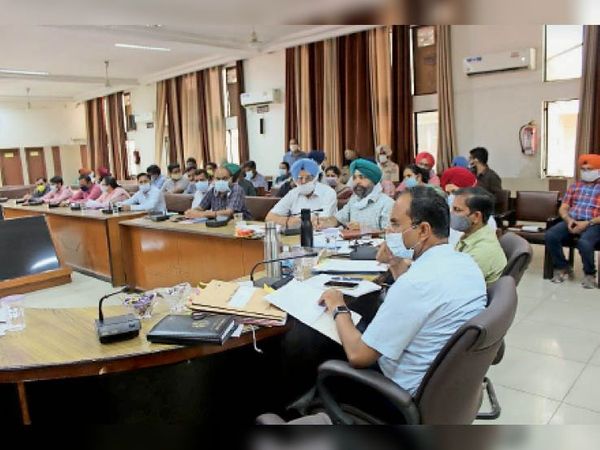 डीसी की दो टूक-समय पर करें विकास कार्य