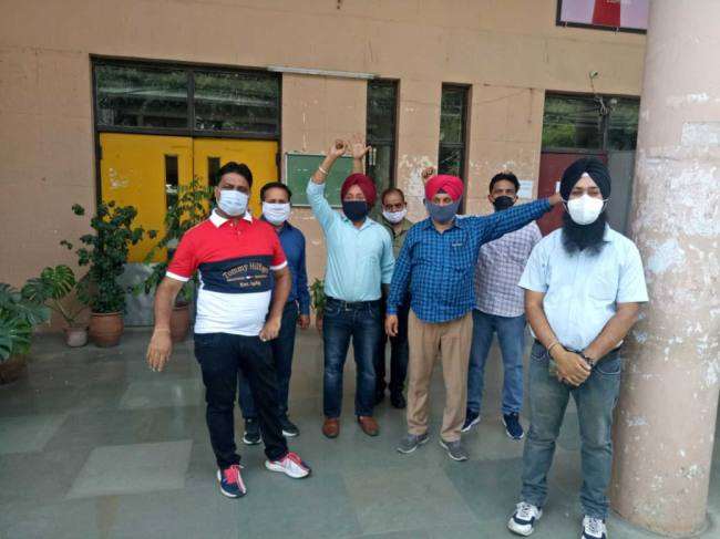 डीसी दफ्तर से लेकर सब रजिस्ट्रार दफ्तरों में अनिश्चितकाल के लिए हड़ताल