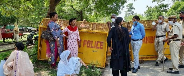 किन्नरों का पंजाब सीएम आवास के बाहर प्रदर्शन :