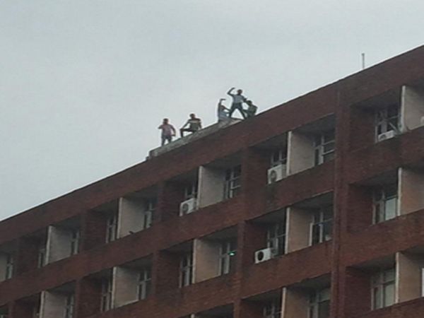 पंजाब में अस्थायी अध्यापक यूनियन के सदस्य मोहाली पंजाब स्कूल शिक्षा बोर्ड की बिल्डिंग पर चढ़े
