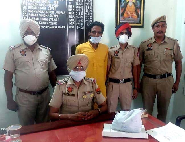 प्रतिबंधित गोलियों, हेरोइन व शराब समेत सात धरे, दो फरार