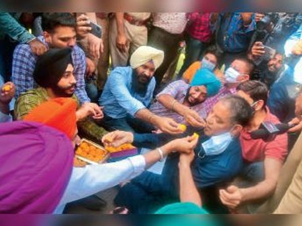 कांग्रेस की कलह : 10 मंत्री, 12 विधायक तलब