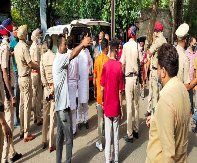 युवक के आत्महत्या करने पर परिजनों ने पुलिस के खिलाफ आधी रात काे लगाया धरना