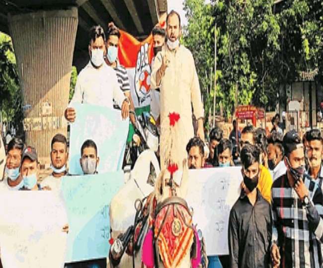 पेट्रोल-डीजल की बढ़ती कीमतों के विराेध में यूथ कांग्रेस ने तांगे पर मोटरसाइकिल रख किया प्रदर्शन